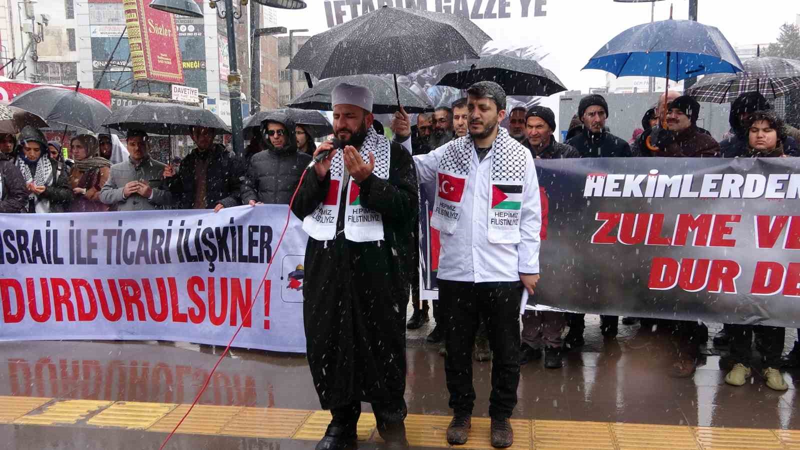 Van’daki sağlık çalışanlarından kar yağışı altında Gazze için ’sessiz protesto’