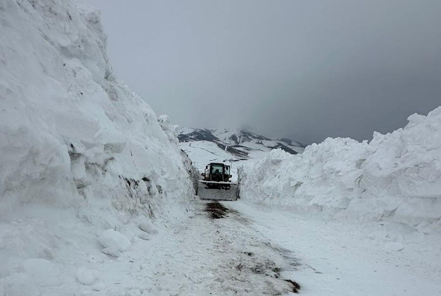 Van’da mahalle yoluna çığ düştü