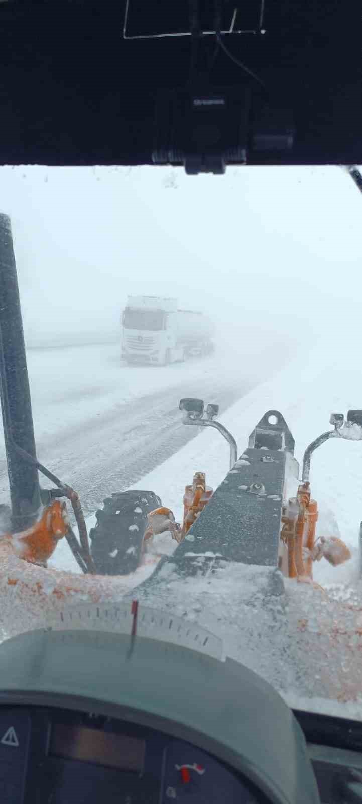 Çaldıran-Doğubayazıt kara yolu ulaşıma kapatıldı