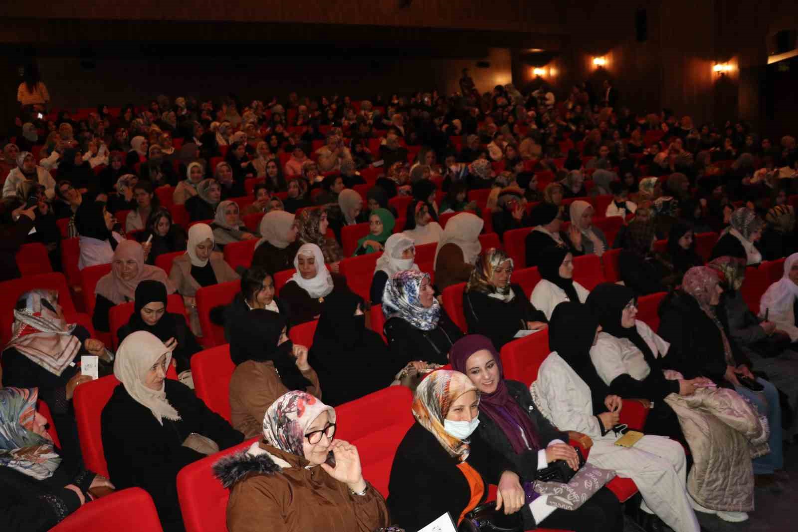 Van’da yüzlerce kadın ilk defa tiyatro ile buluştu