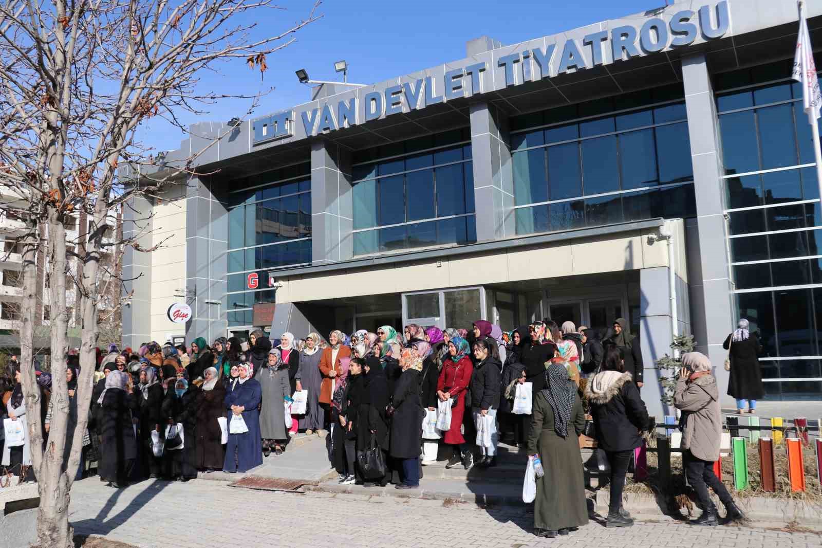 Van’da yüzlerce kadın ilk defa tiyatro ile buluştu