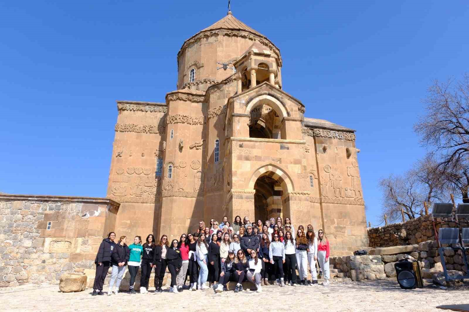 Akdamar Adası’nda zumba, pilates ve yoga etkinliği