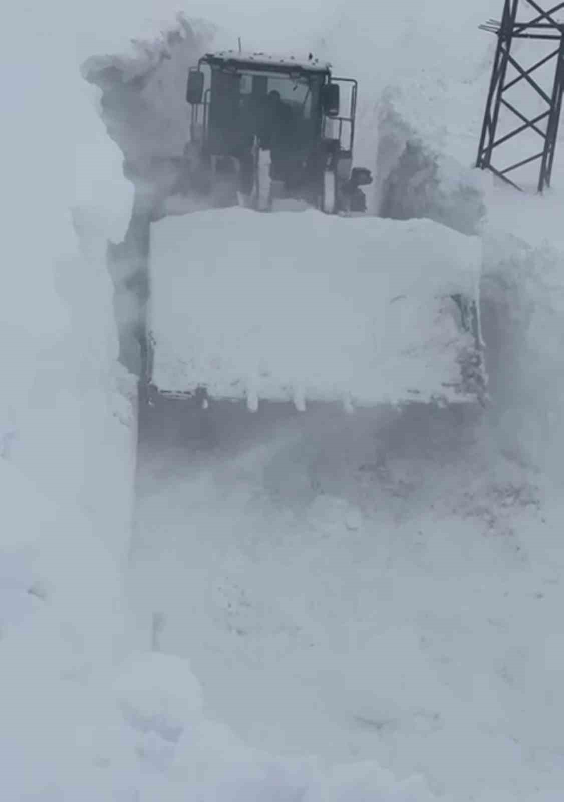 Yüksekova’da 4 metrelik kar tünelinde çalışma