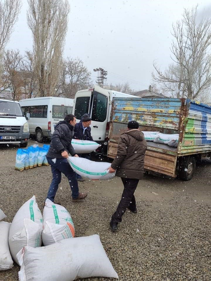 Özalp’te 74 çiftçiye 9 bin 895 kilo tohum dağıtıldı