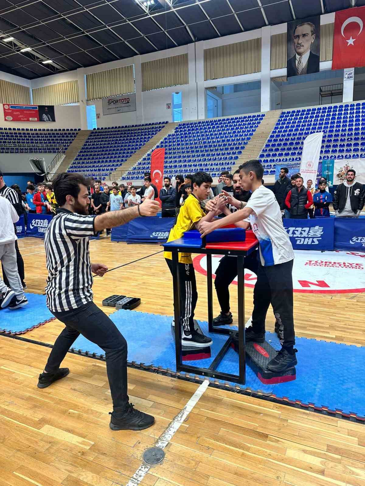 Van’da bilek güreşi müsabakaları sona erdi