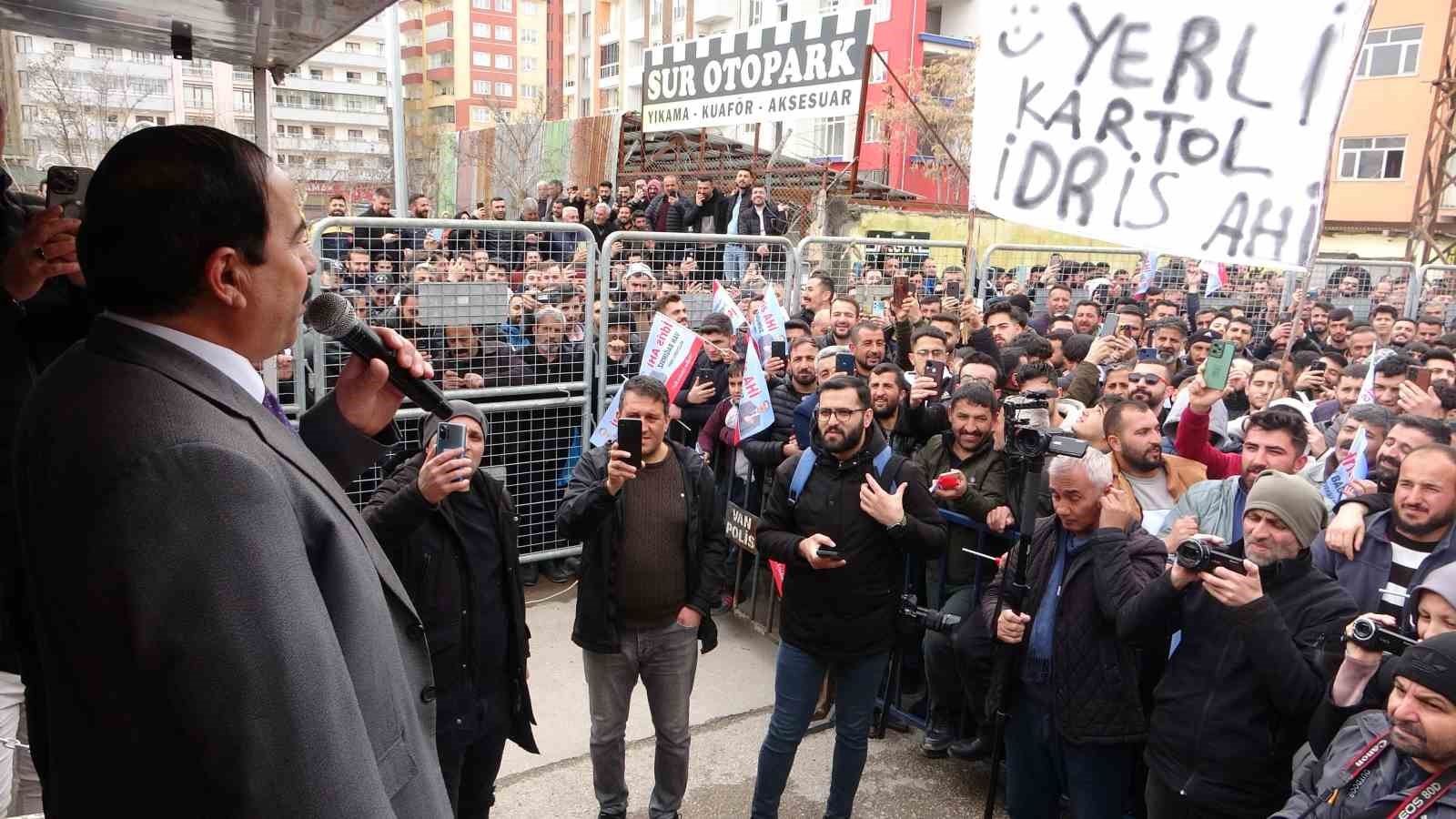 Kendini ‘yerli patates’ olarak tanıtan Belediye Başkan Adayı Ahi’den gövde gösterisi