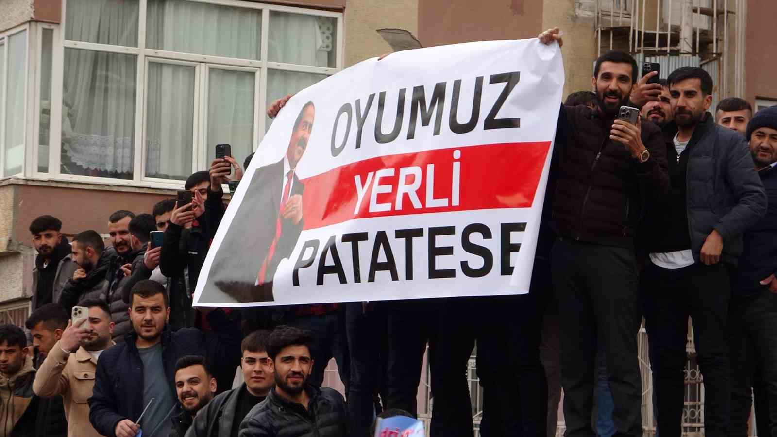 Kendini ‘yerli patates’ olarak tanıtan Belediye Başkan Adayı Ahi’den gövde gösterisi