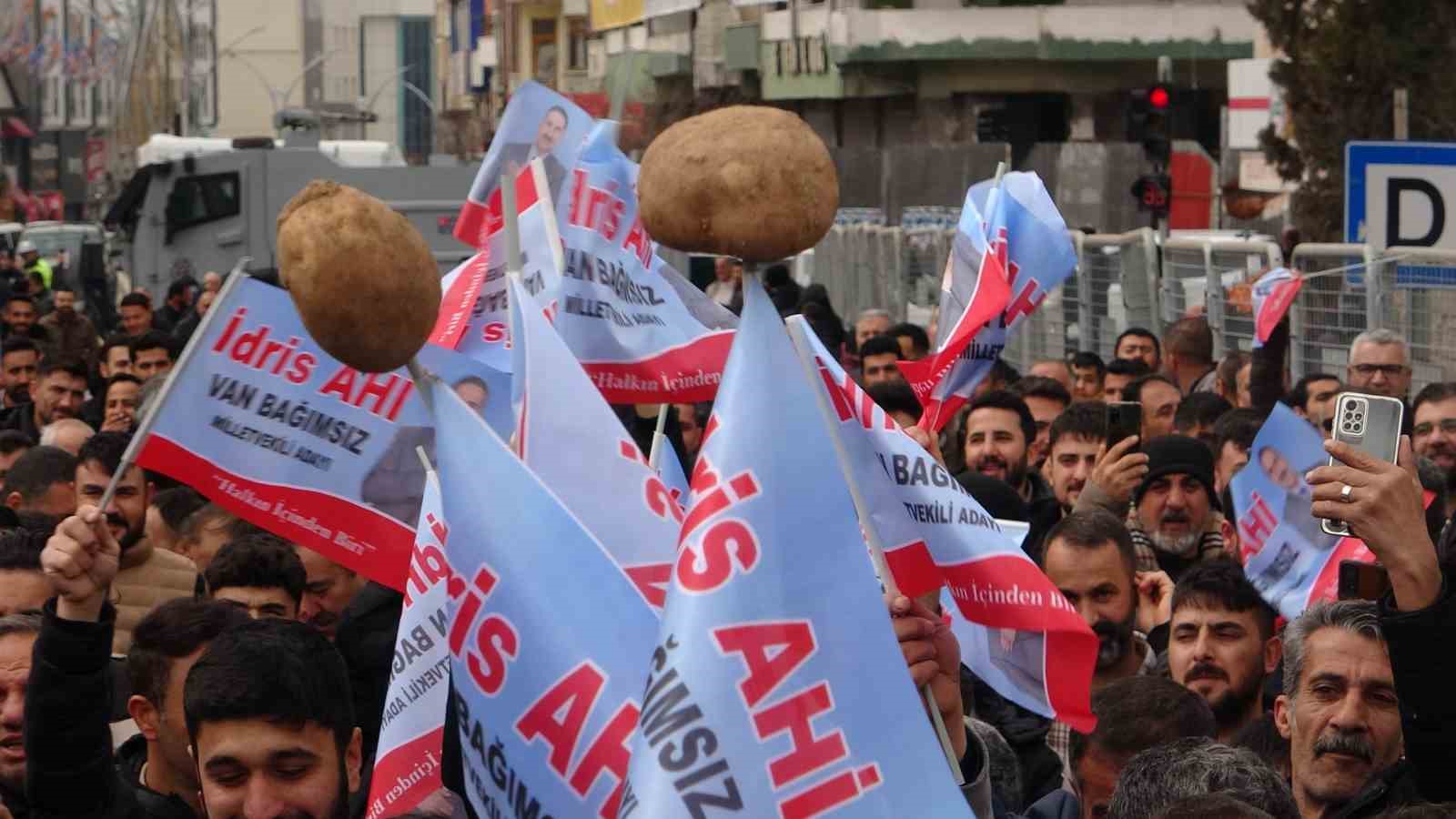 Kendini ‘yerli patates’ olarak tanıtan Belediye Başkan Adayı Ahi’den gövde gösterisi