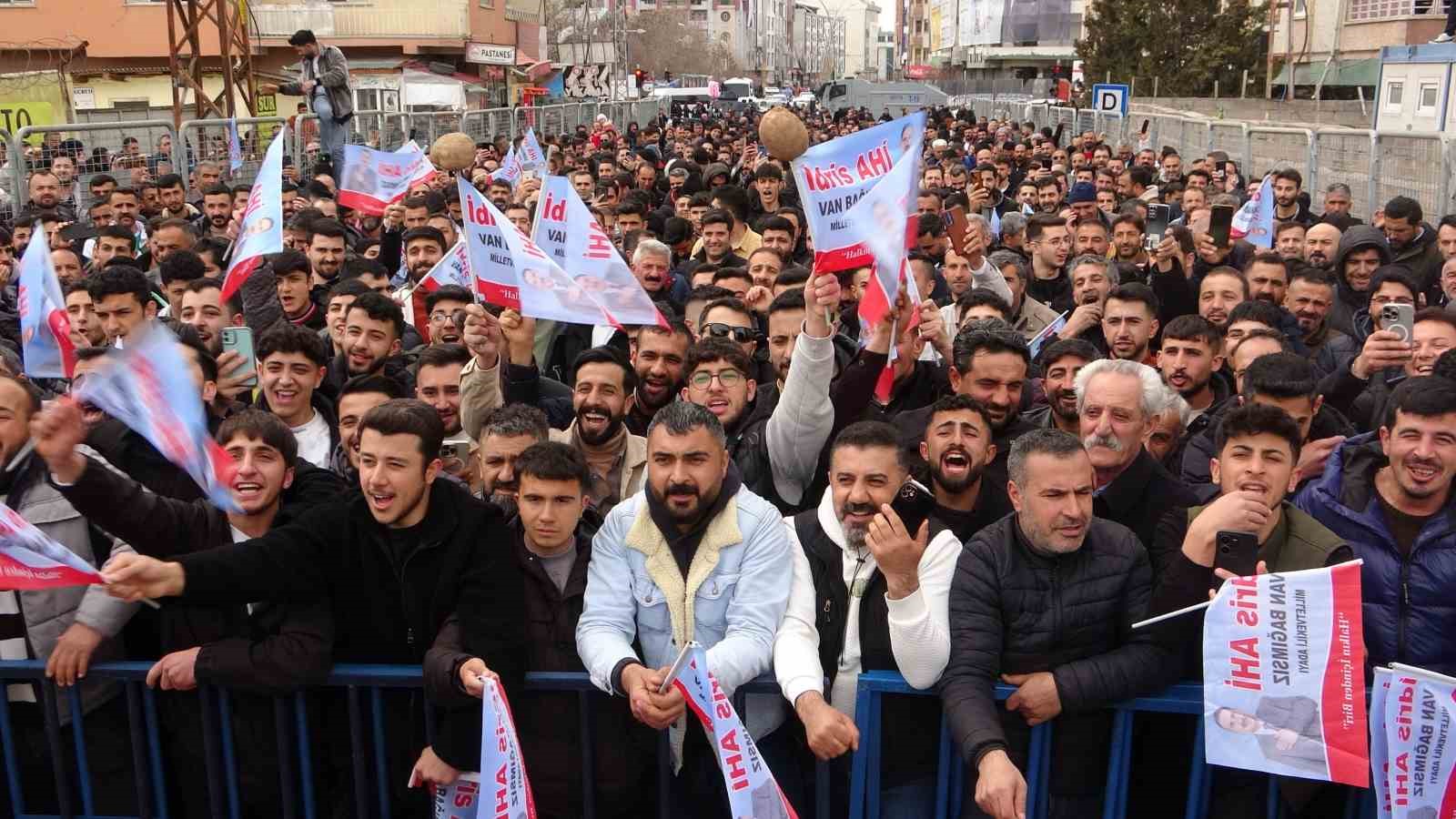 Kendini ‘yerli patates’ olarak tanıtan Belediye Başkan Adayı Ahi’den gövde gösterisi