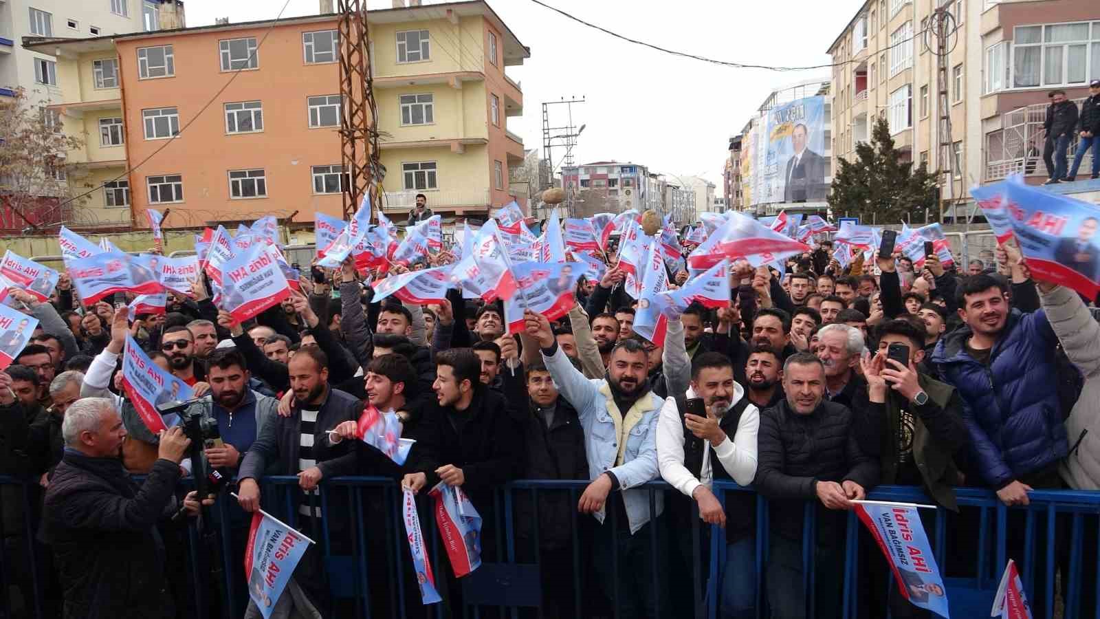 Kendini ‘yerli patates’ olarak tanıtan Belediye Başkan Adayı Ahi’den gövde gösterisi