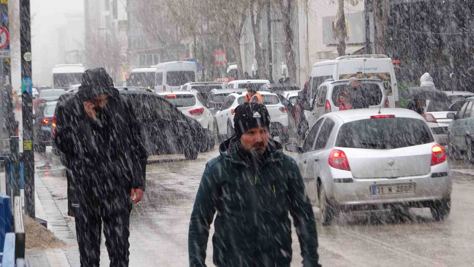 Van’da yoğun kar yağışı