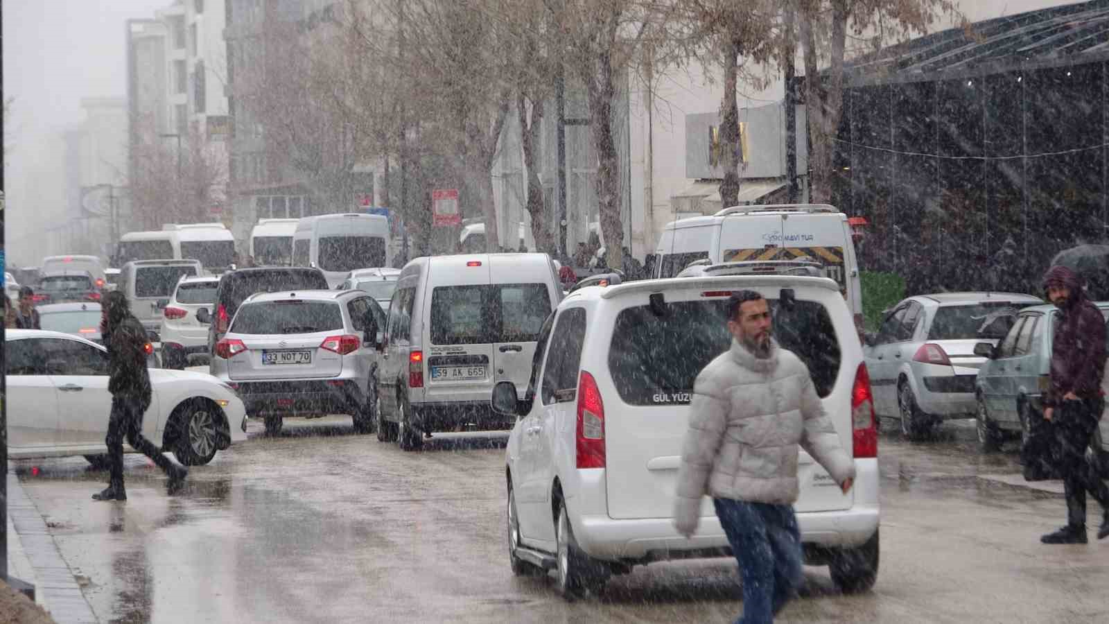 Van’da yoğun kar yağışı