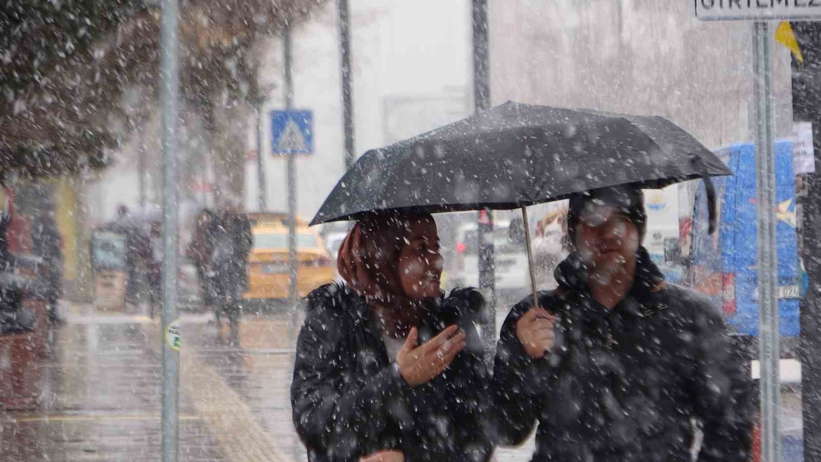 Van’da yoğun kar yağışı