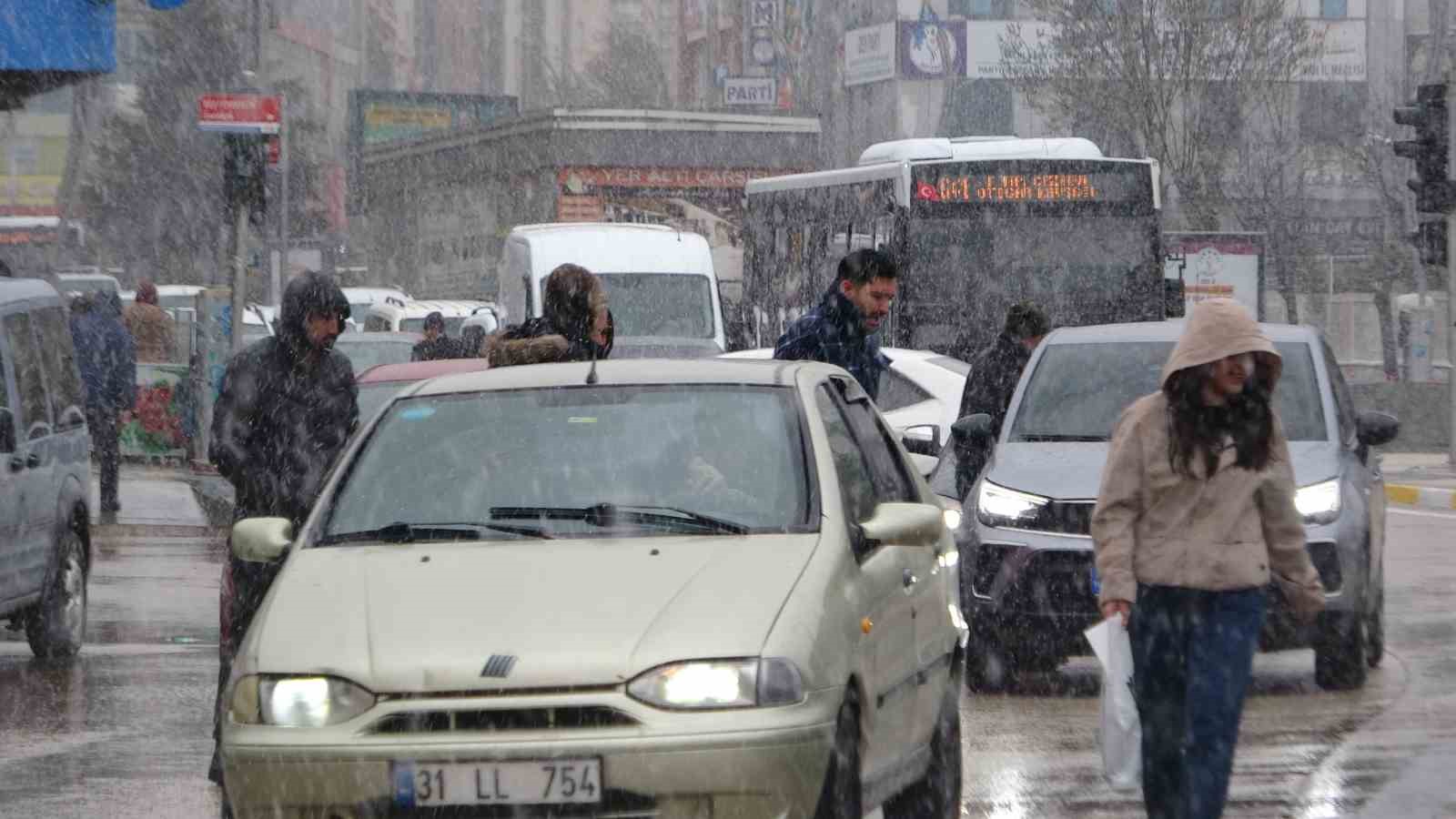 Van’da yoğun kar yağışı