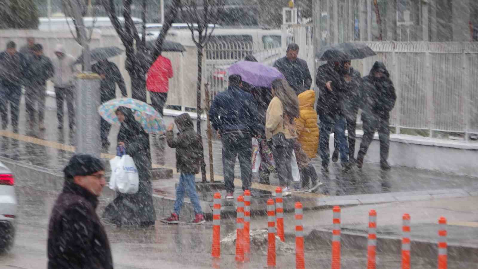 Van’da yoğun kar yağışı