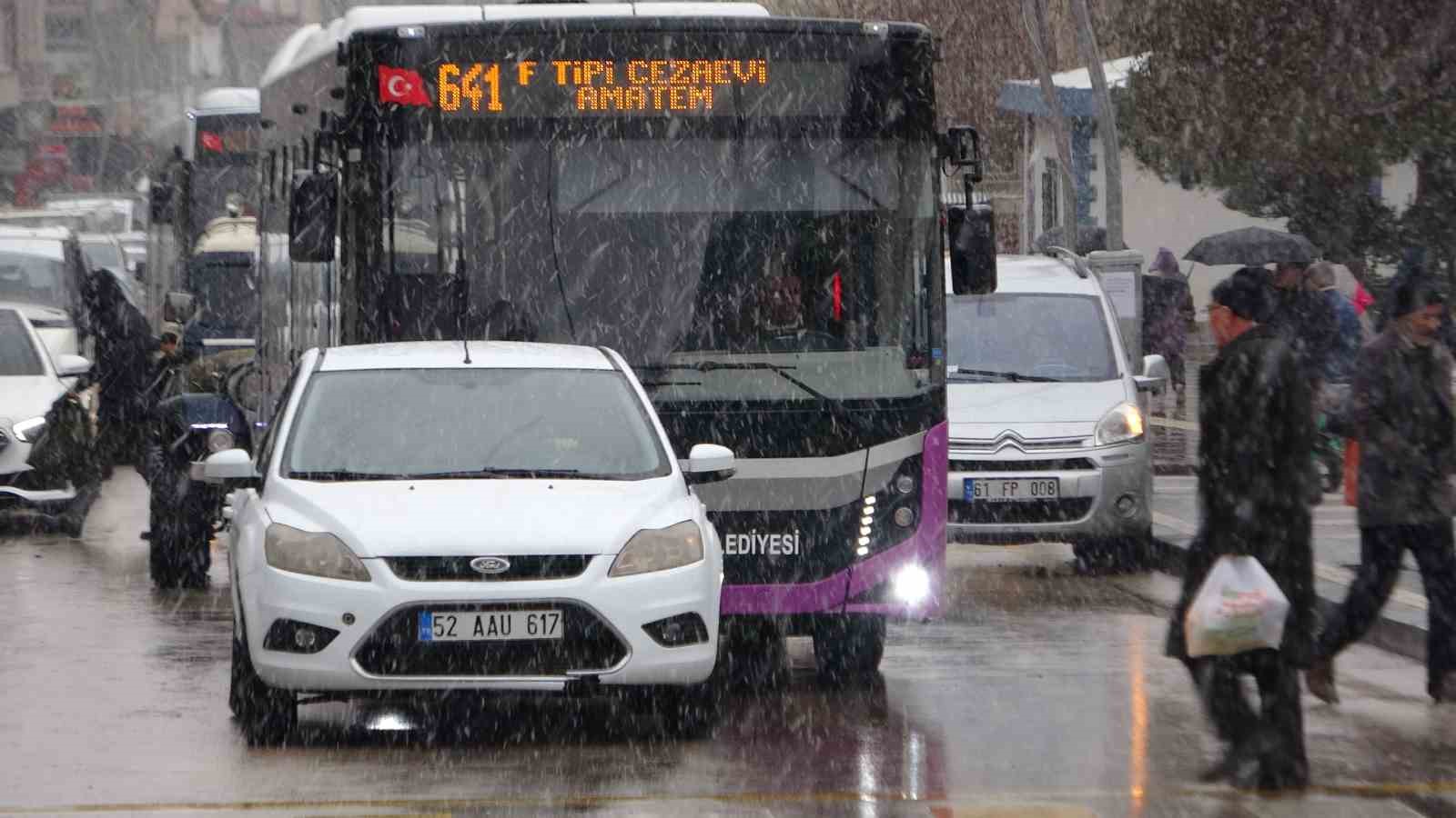 Van’da yoğun kar yağışı