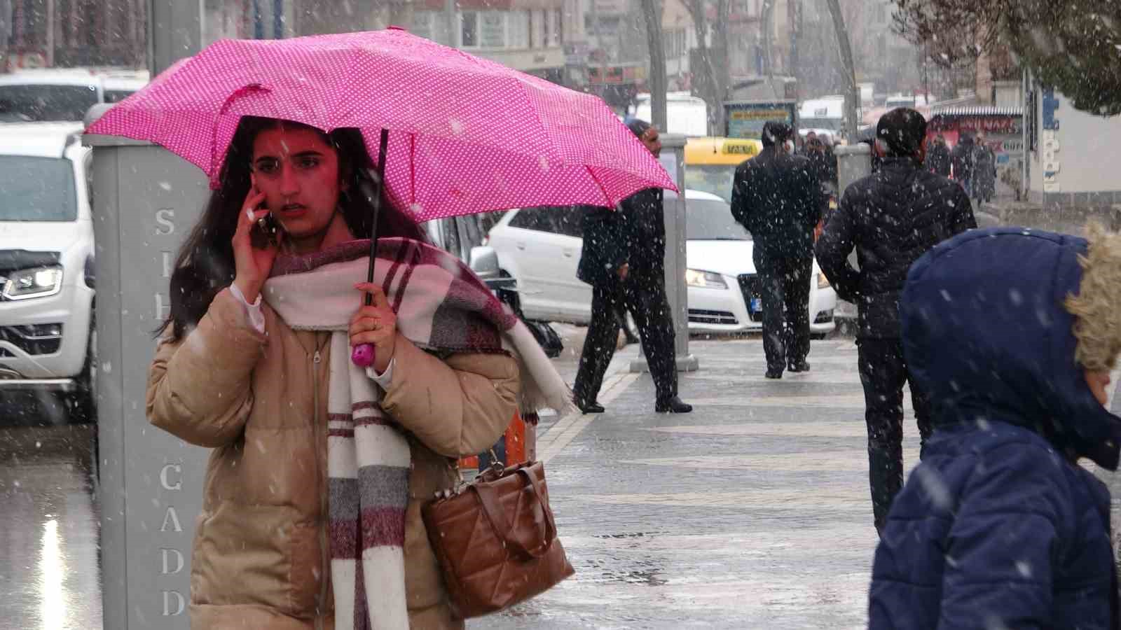 Van’da yoğun kar yağışı