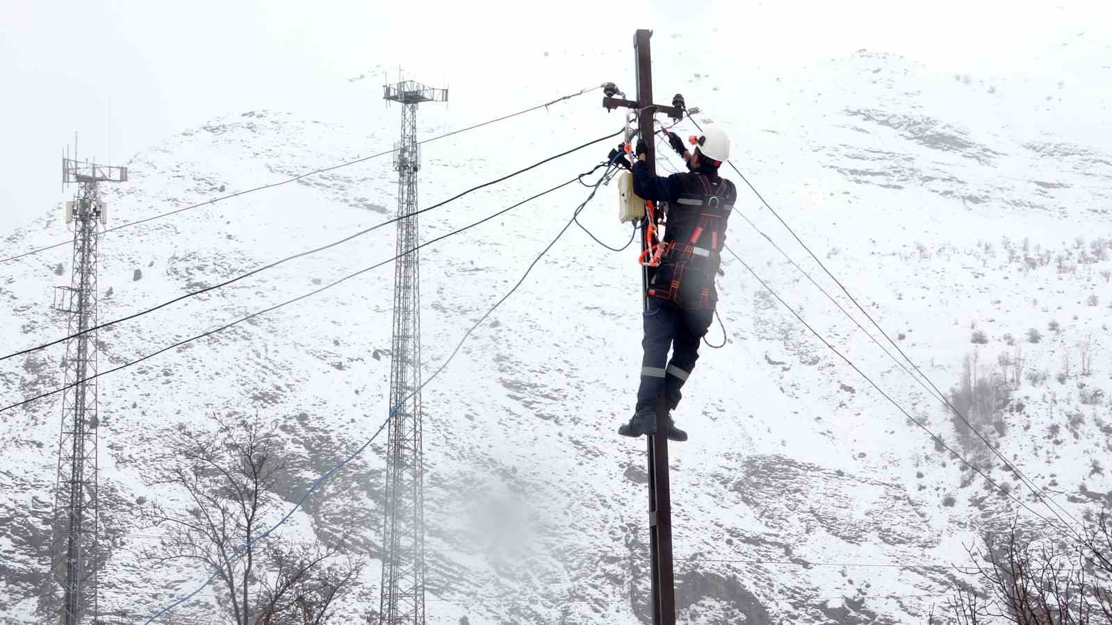 Çığ ve sulu kar elektrik direklerine zarar verdi: Ekiplerin zorlu mesaisi Ramazan’da da sürüyor