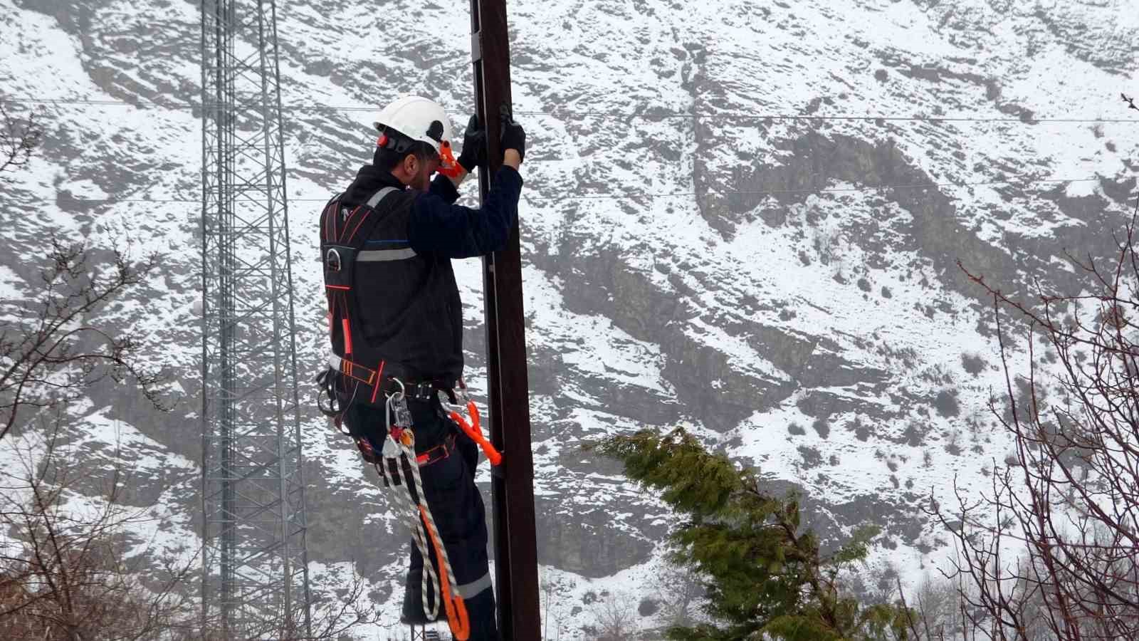 Çığ ve sulu kar elektrik direklerine zarar verdi: Ekiplerin zorlu mesaisi Ramazan’da da sürüyor