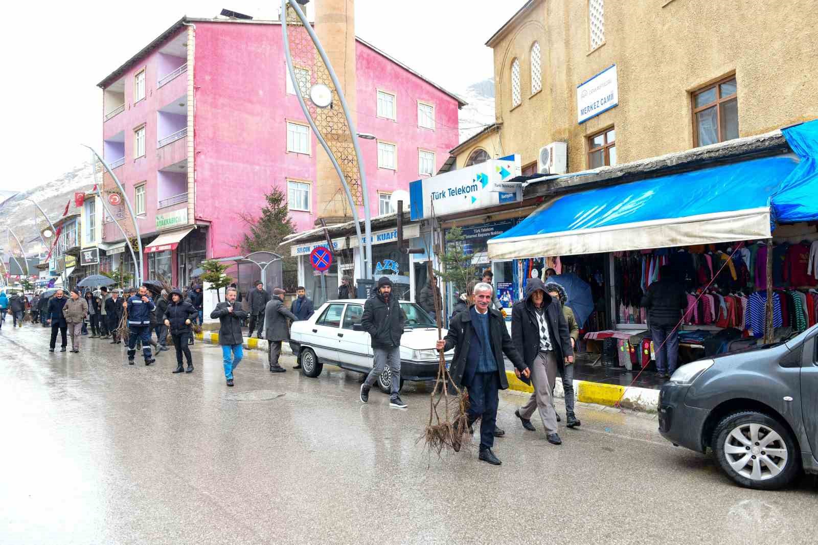 Çataklı çiftçilere ücretsiz kiraz ve vişne fidanı dağıtıldı