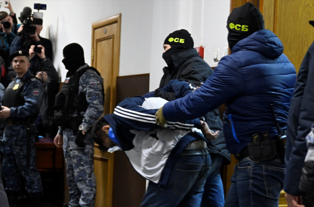 Moskova'da konser salonunu kana bulayan teröristler hakim karşısına çıkarıldı