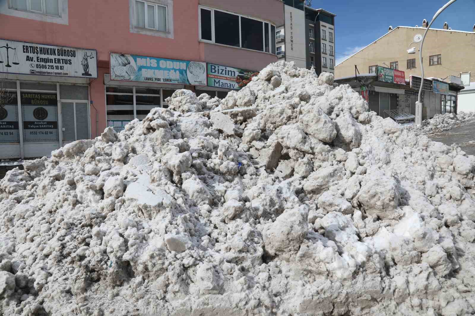 Başkale’de kar manzaraları kartpostallık görüntüler oluşturuyor