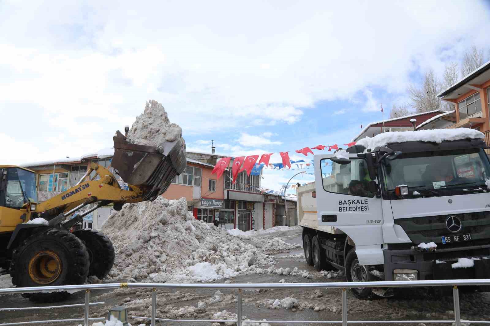 Başkale’de kar manzaraları kartpostallık görüntüler oluşturuyor