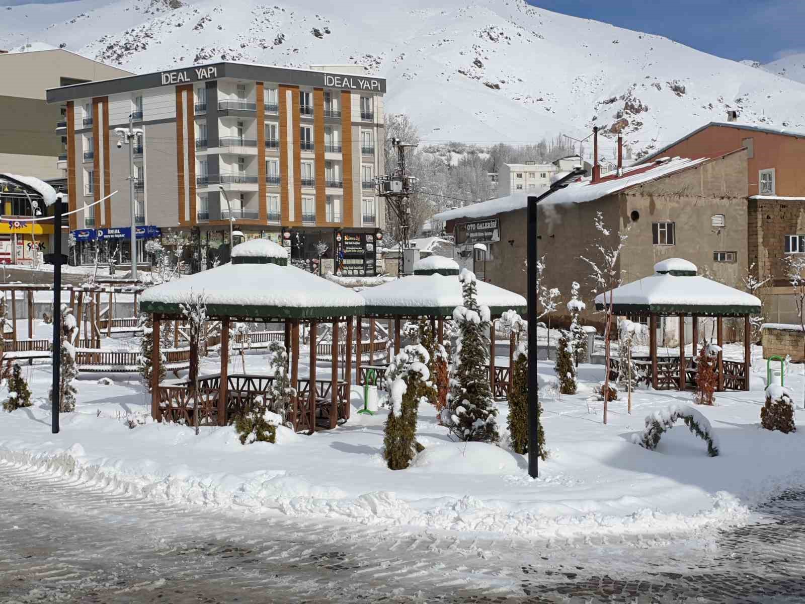Başkale’de kar manzaraları kartpostallık görüntüler oluşturuyor