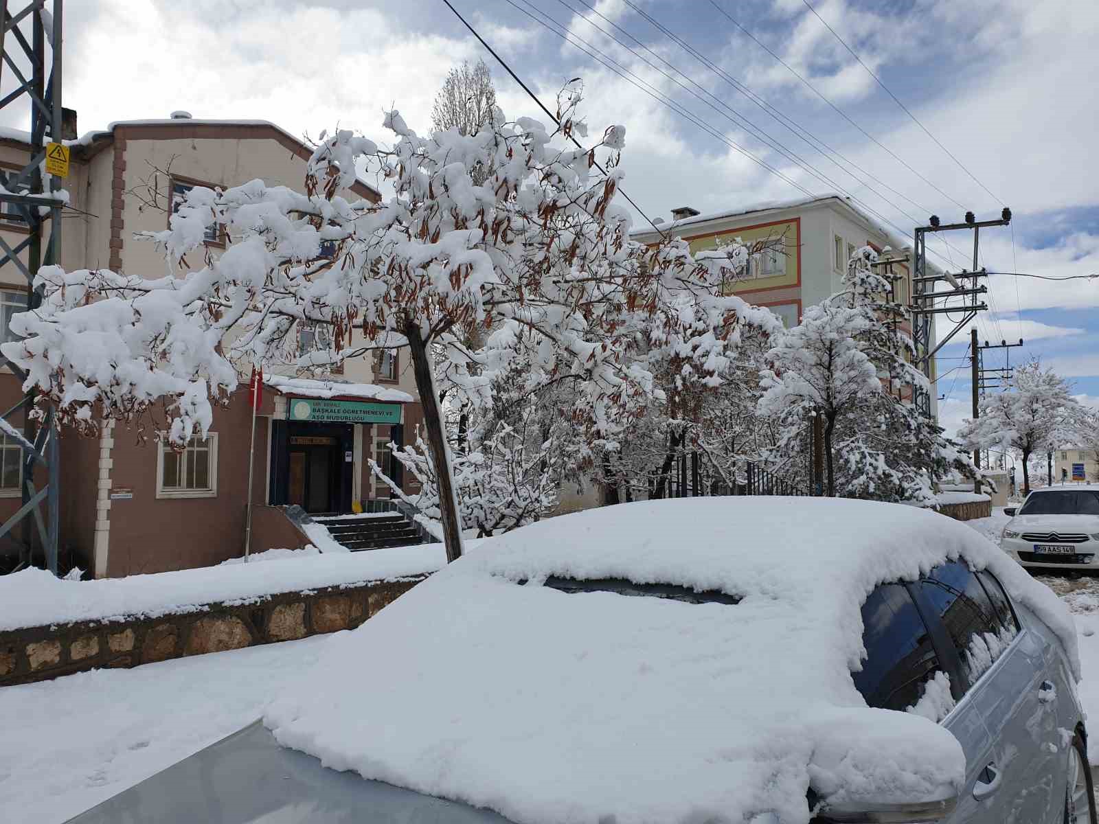 Başkale’de kar manzaraları kartpostallık görüntüler oluşturuyor