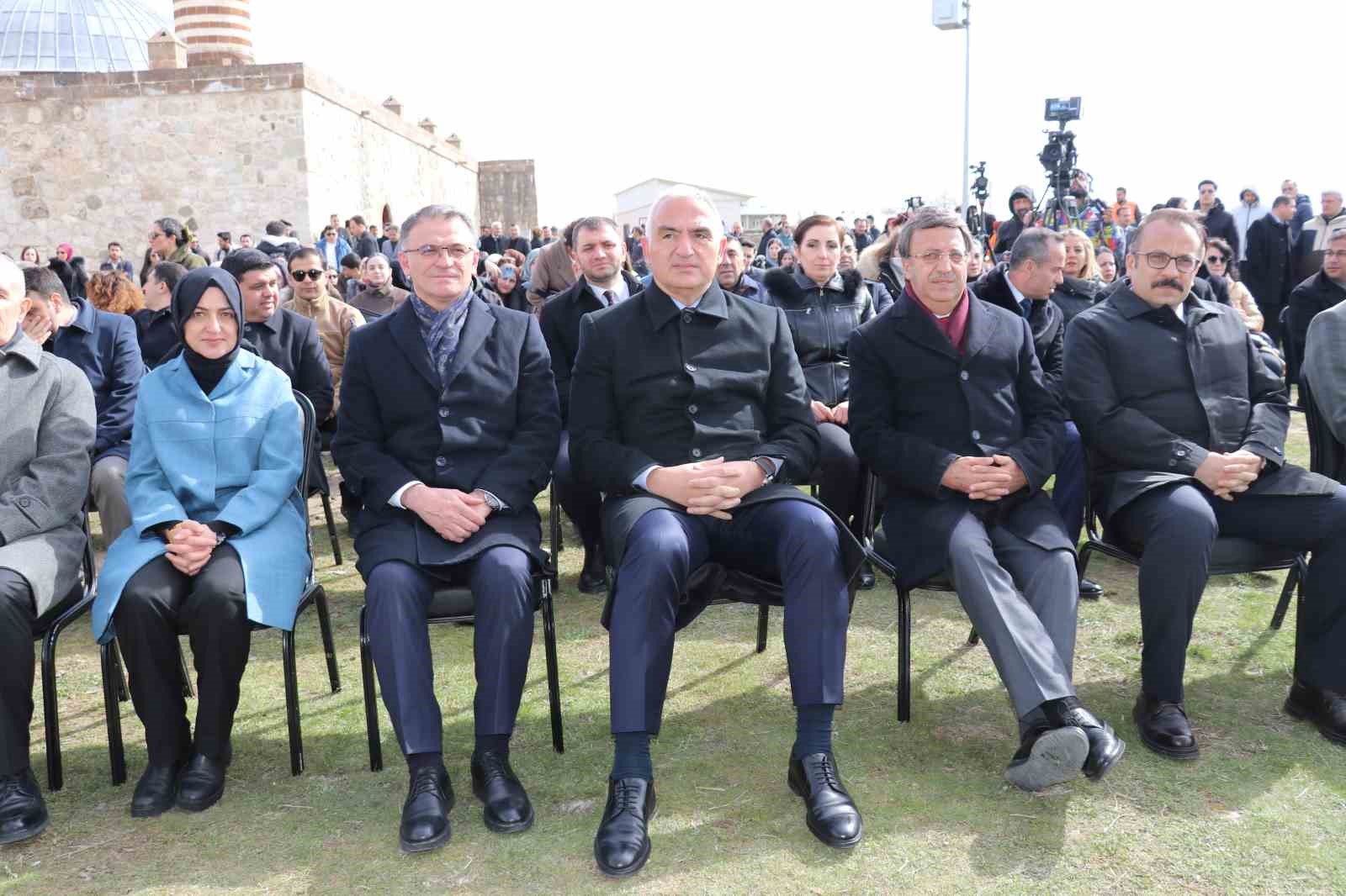 Bakan Ersoy: “Van, sayısız kültürün doğumuna, gelişimine ve yayılmasına beşiklik etmiştir”