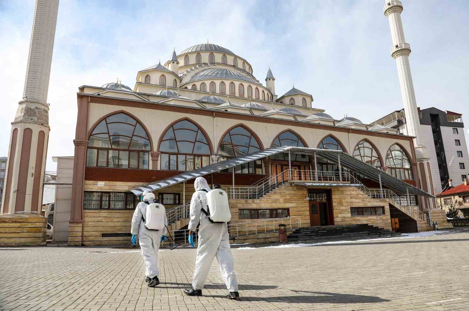 Van’da Ramazan ayı öncesi camilere gül suyu ile temizlendi