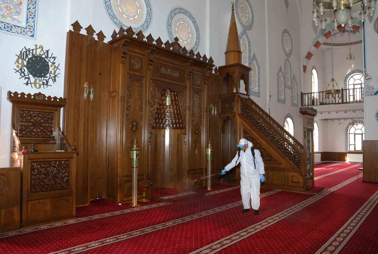 Van’da Ramazan ayı öncesi camilere gül suyu ile temizlendi