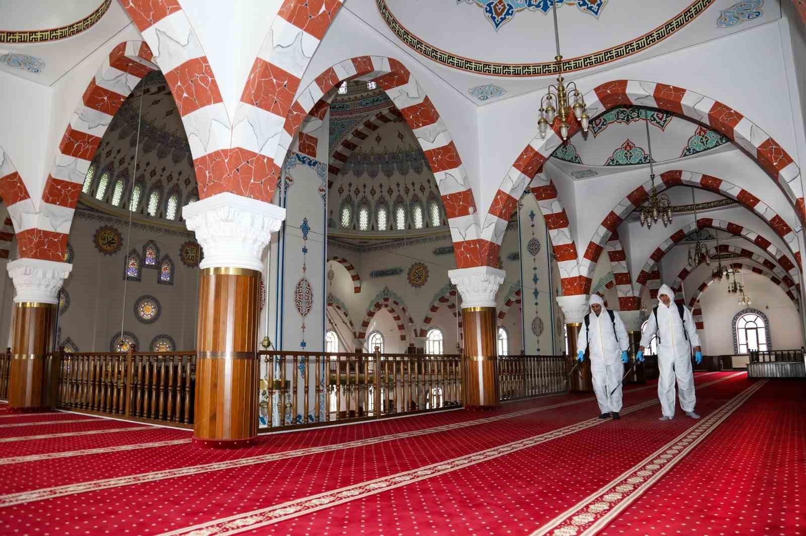 Van’da Ramazan ayı öncesi camilere gül suyu ile temizlendi
