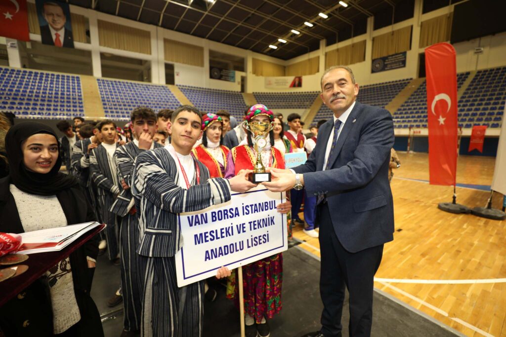 Van’da okullar arası halk oyunları yarışmalarında kazananlar belli oldu