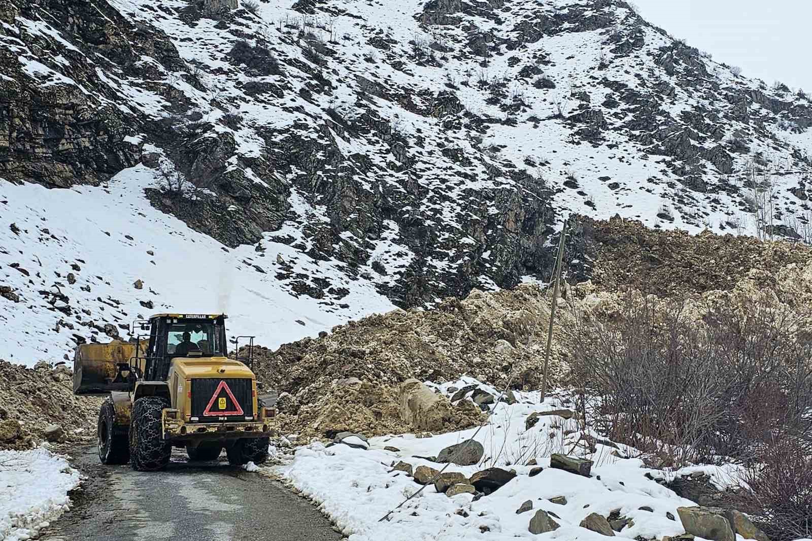 Çatak’ta çığlar düşmeye devam ediyor