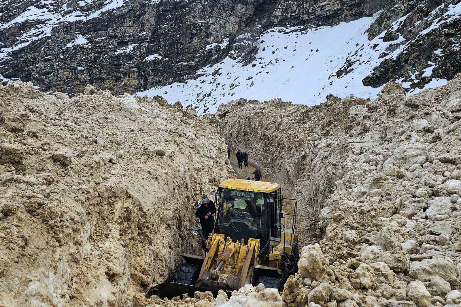 Çatak’ta çığlar düşmeye devam ediyor