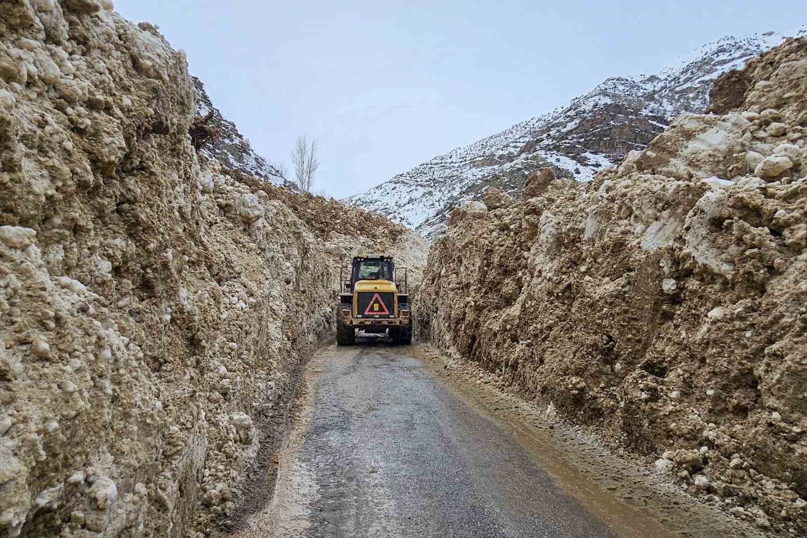 Çatak’ta çığlar düşmeye devam ediyor