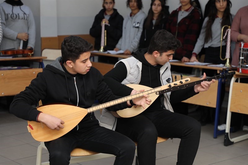 Erciş Güzel Sanatlar Lisesi öğrencilerine enstrüman desteği