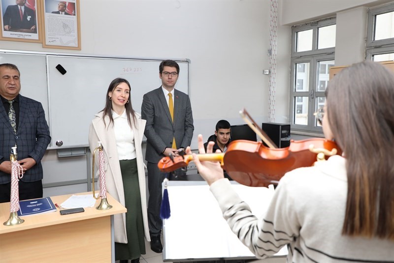 Erciş Güzel Sanatlar Lisesi öğrencilerine enstrüman desteği