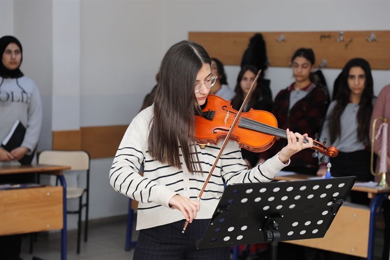 Erciş Güzel Sanatlar Lisesi öğrencilerine enstrüman desteği