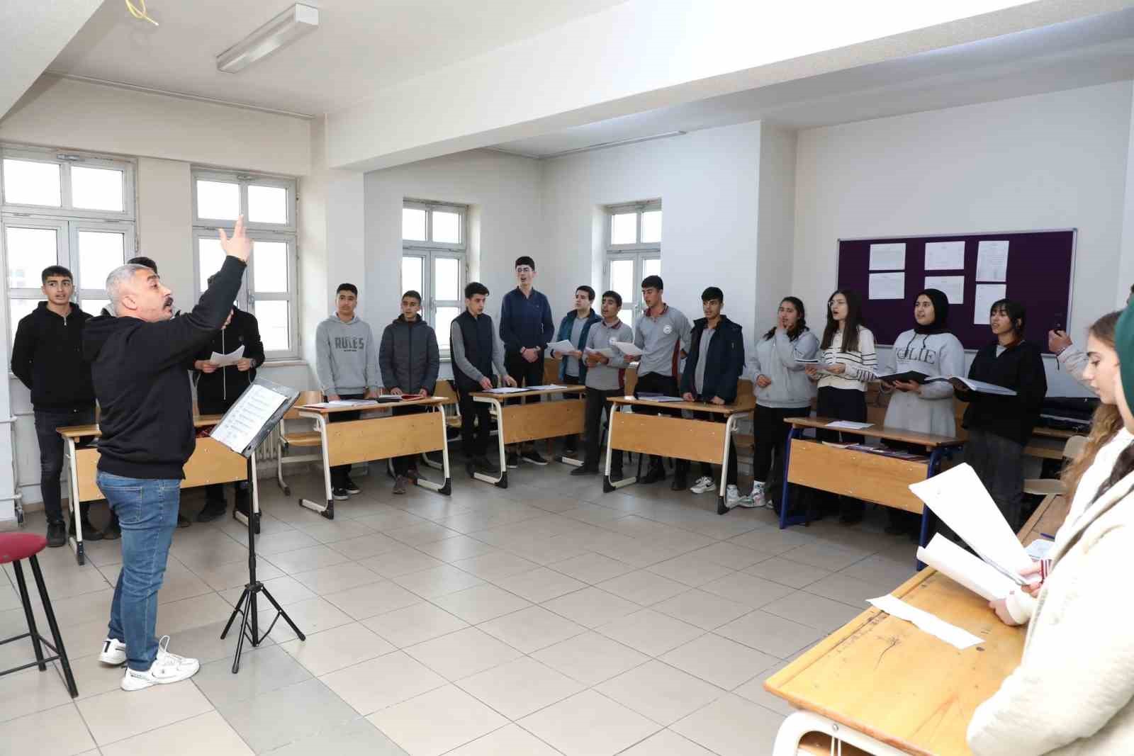 Erciş Güzel Sanatlar Lisesi öğrencilerine enstrüman desteği