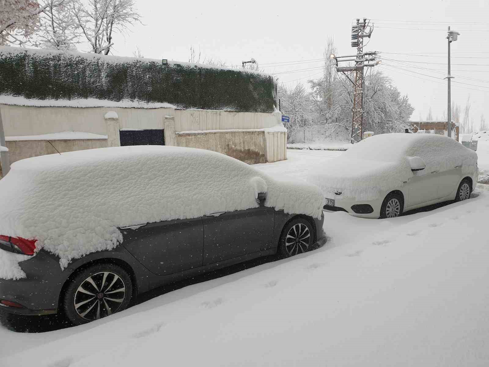 Başkale’de okullar tatil edildi: 65 yerleşim yerinin yolu kapandı