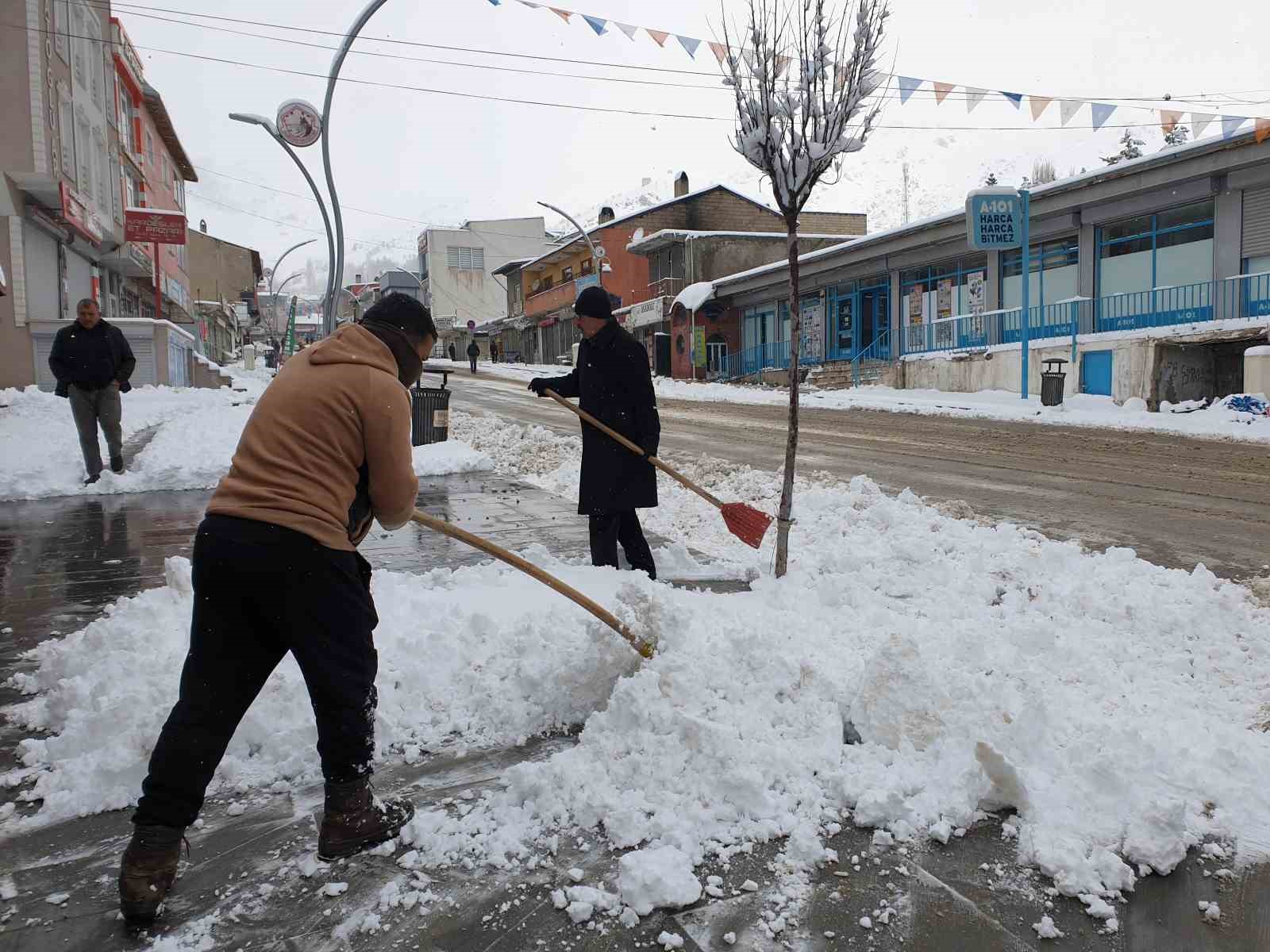 Başkale’de okullar tatil edildi: 65 yerleşim yerinin yolu kapandı