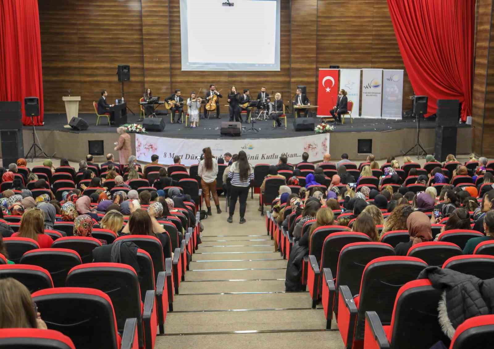 Van’da 8 Mart Dünya Kadınlar Günü programı düzenledi