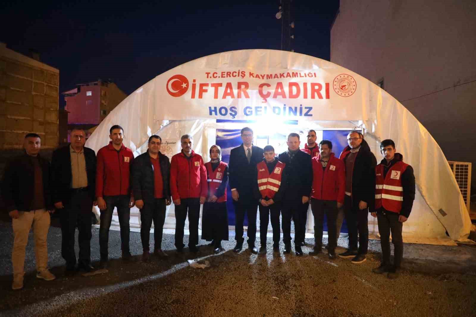 Erciş’te iftar çadırına yoğun ilgi