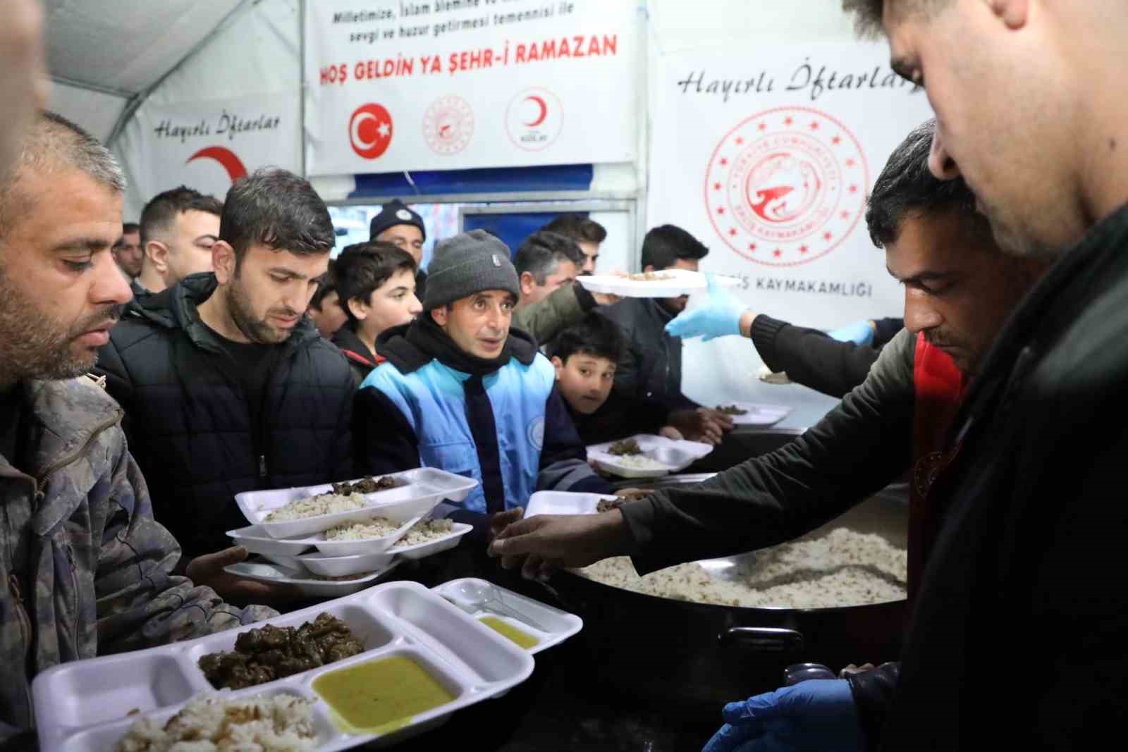 Erciş’te iftar çadırına yoğun ilgi