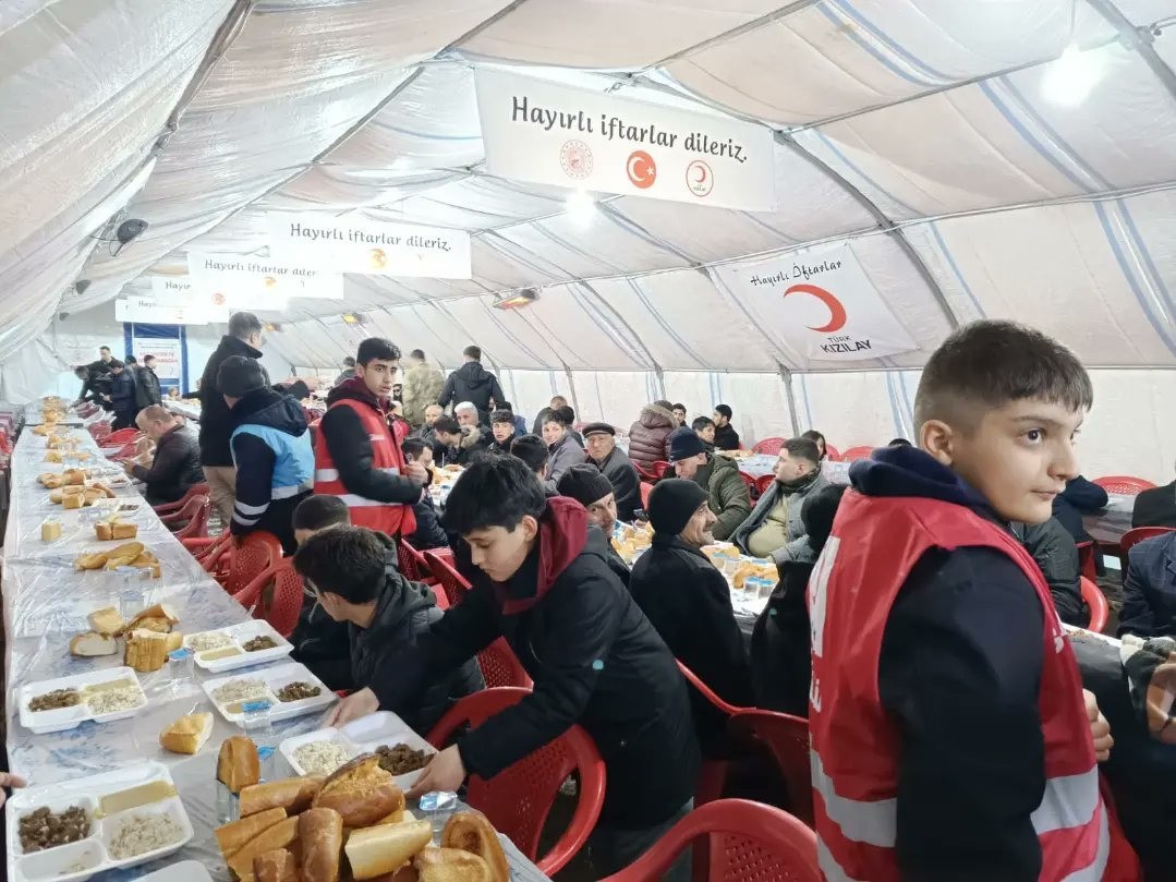 Erciş’te iftar çadırına yoğun ilgi