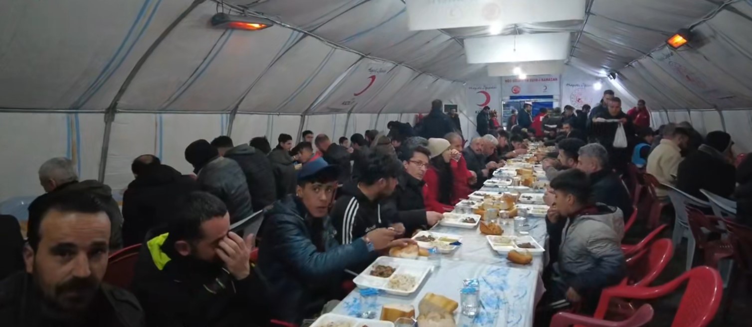 Erciş’te iftar çadırına yoğun ilgi