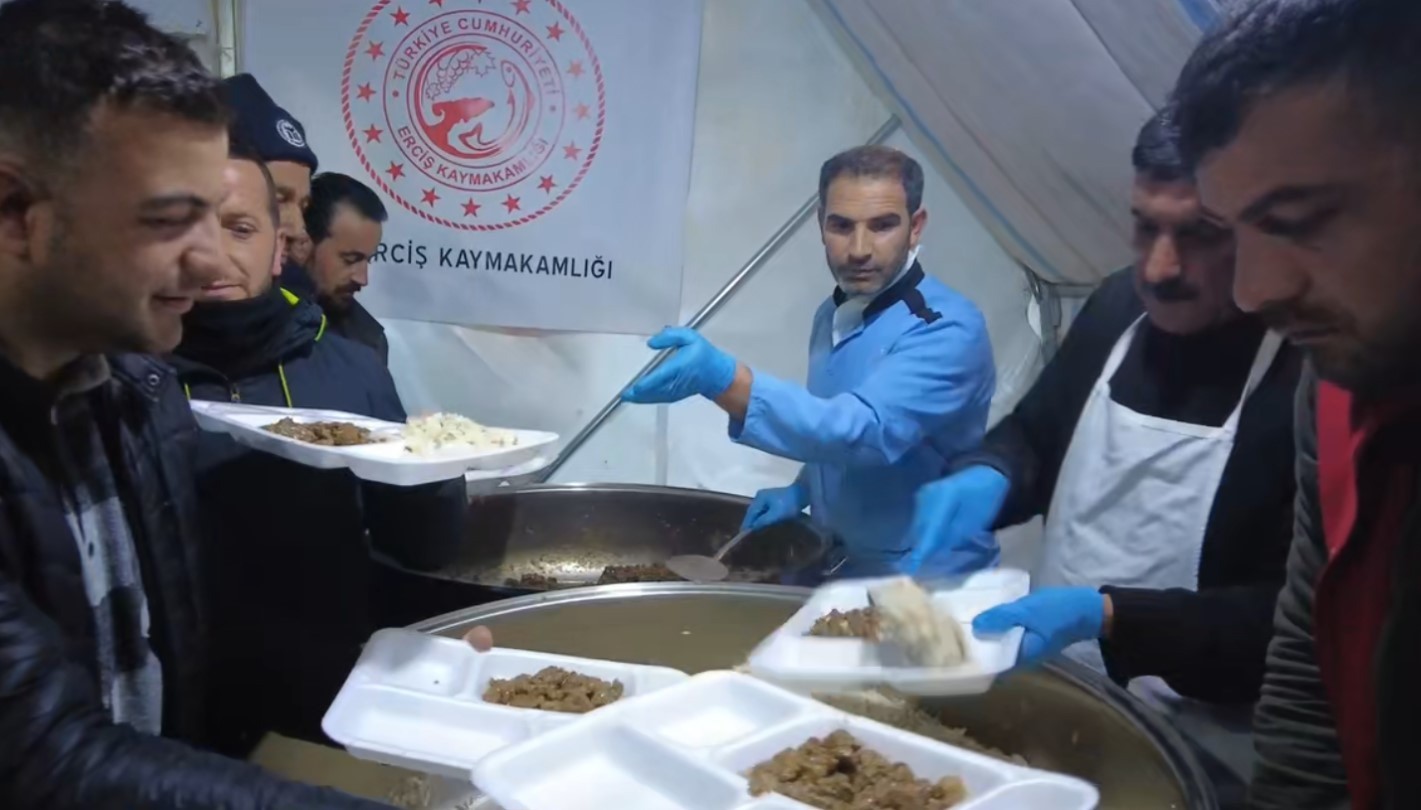 Erciş’te iftar çadırına yoğun ilgi