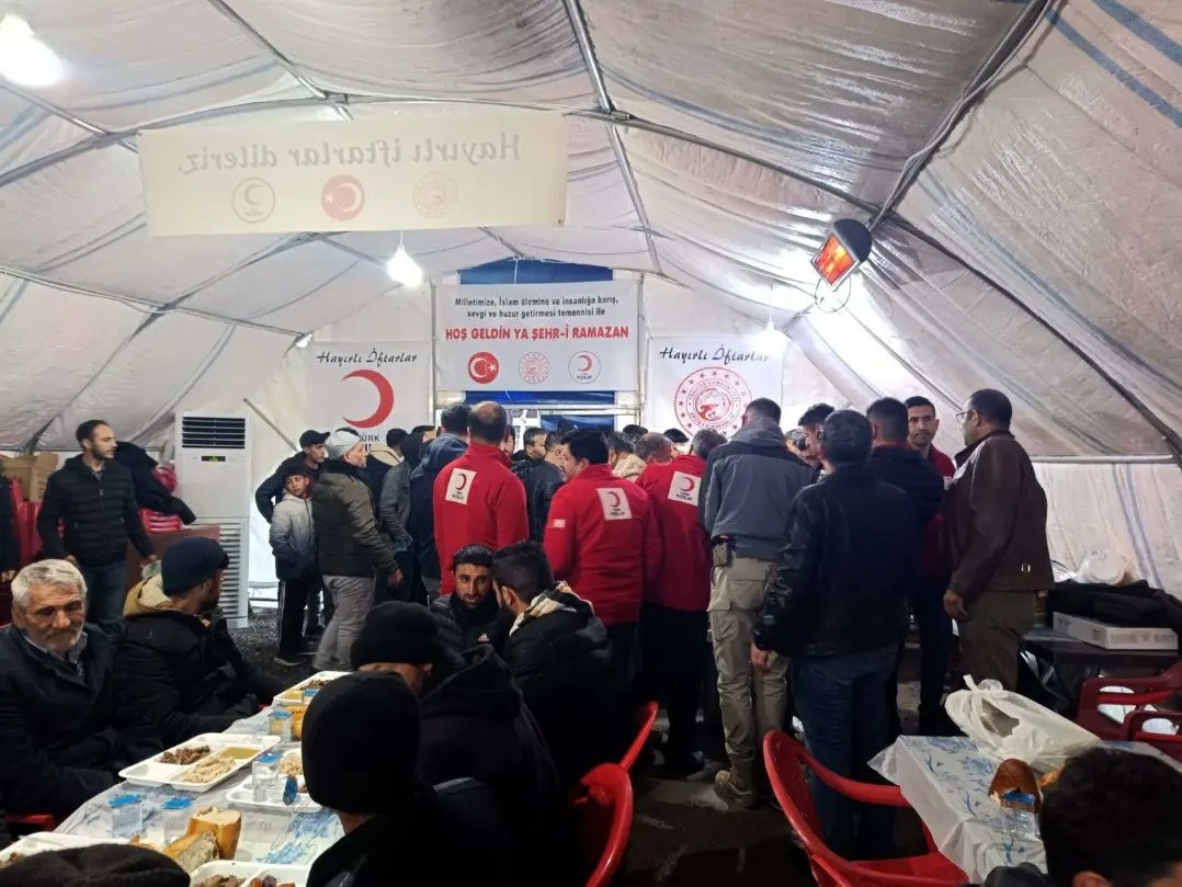 Erciş’te iftar çadırına yoğun ilgi